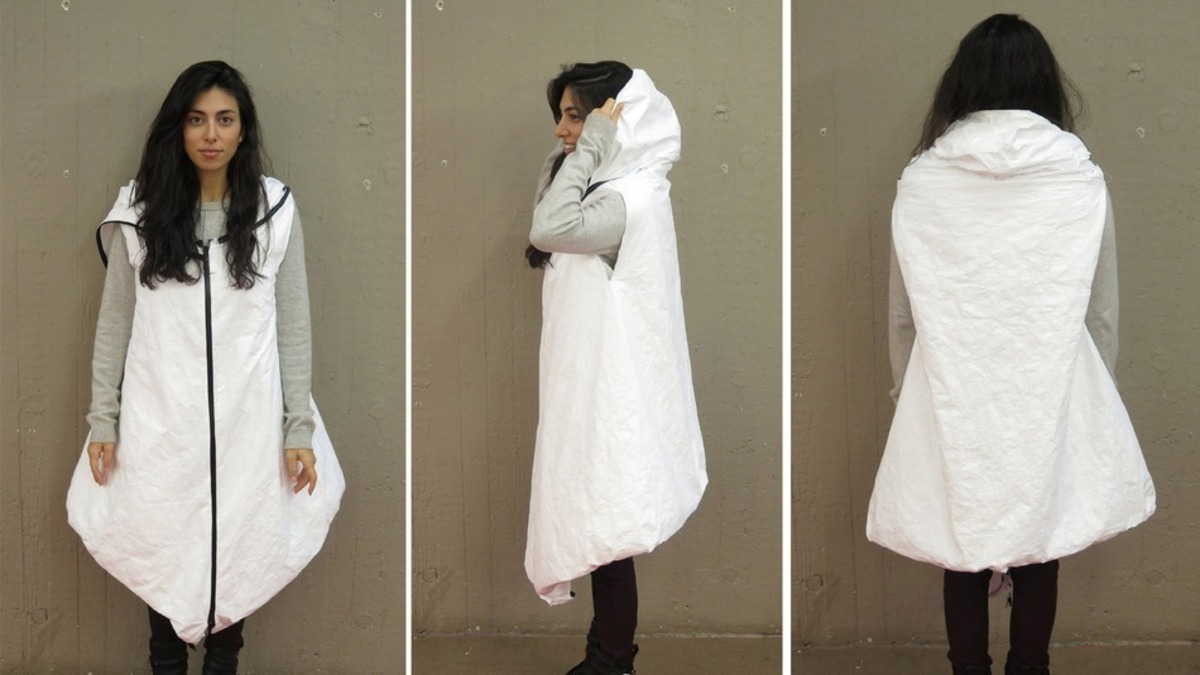 Έφτιαξαν παλτό για πρόσφυγες που μετατρέπεται σε… σκηνή και sleeping bag (ΦΩΤΟ, VIDEO)