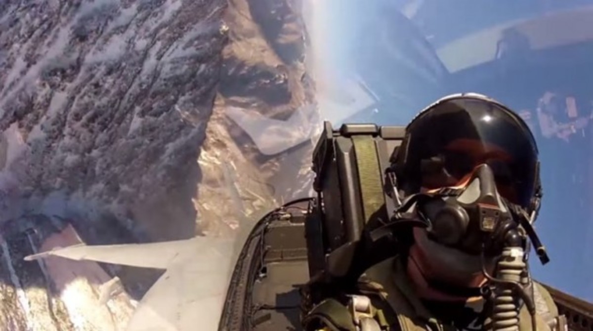 Δείτε το βίντεο απο κόκπιτ F-18 που σαρώνει στο διαδίκτυο!
