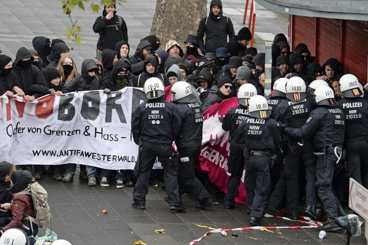 Ξύλο και των… γονέων στην Κολωνία για το AfD! [pics, vids]