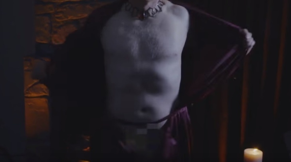 Ολόγυμνος ο παρουσιαστής! Σατιρίζει τη σκηνή με την Melisandre στο Game Of Thrones!