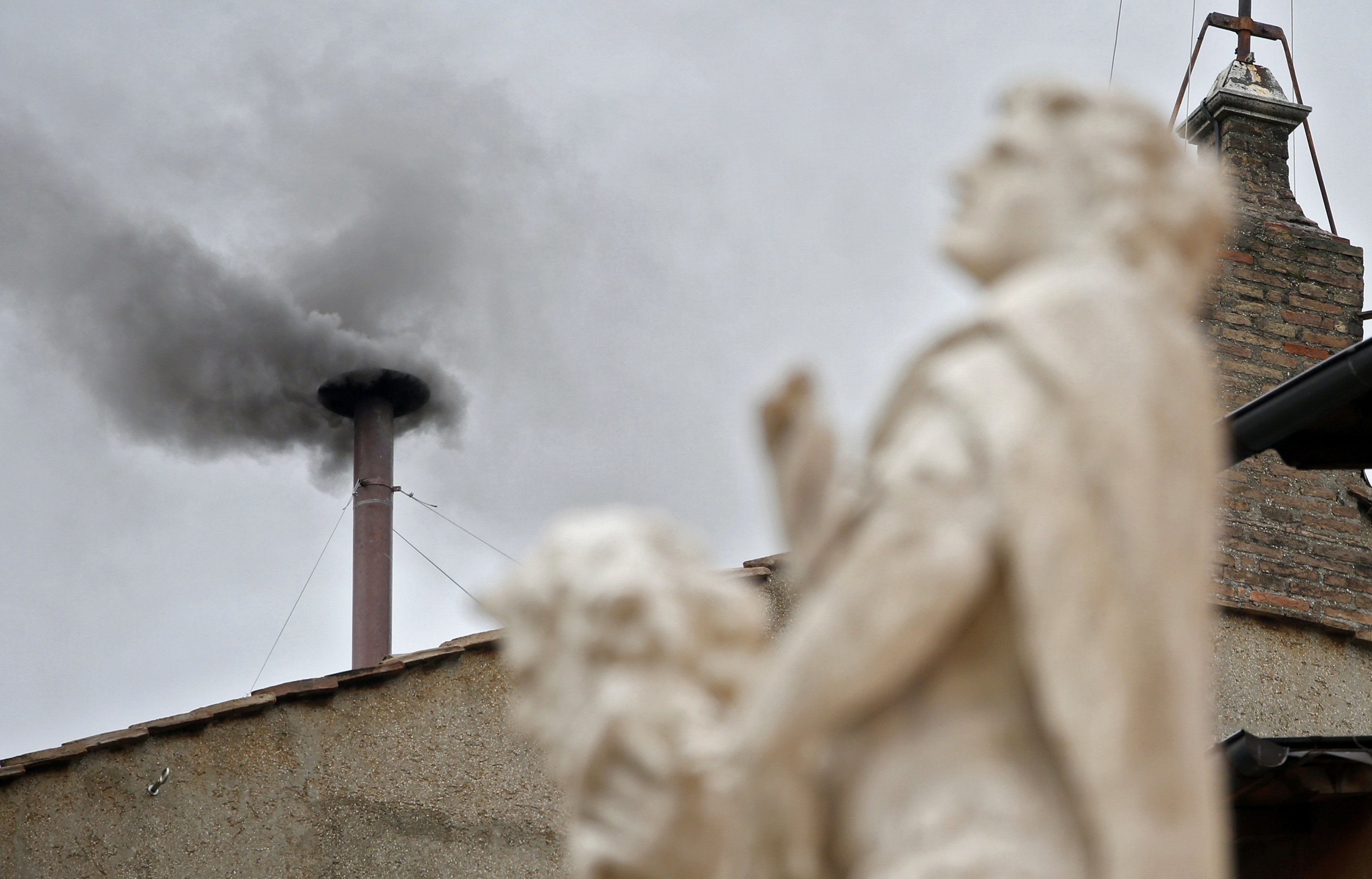 Εκλογή Πάπα: Μαύρος καπνός ξανά! LIVE από το Βατικανό