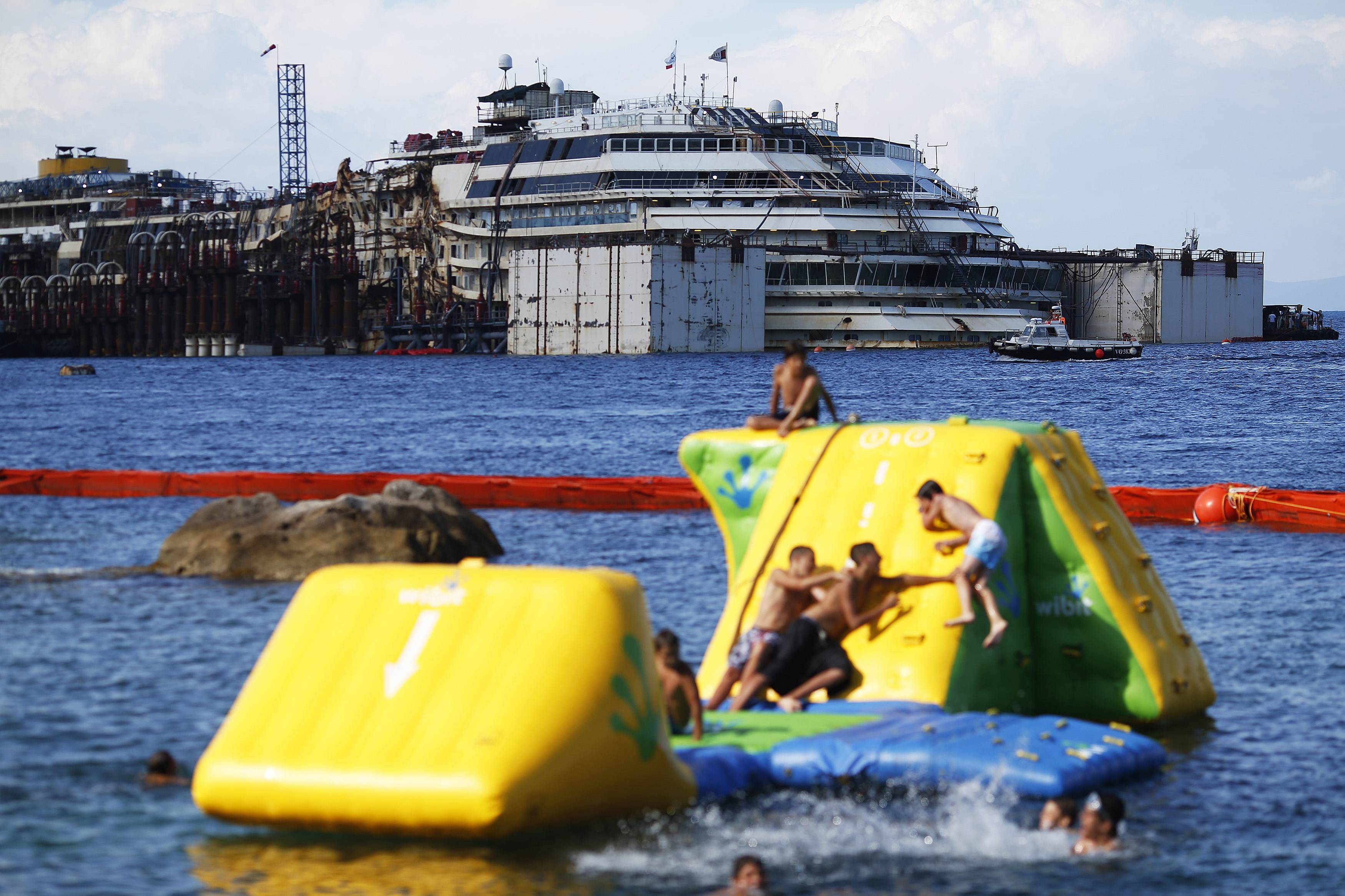 Για παλιοσίδερα το Costa Concordia! Ξεκίνησε η ανέλκυση (ΦΩΤΟ)