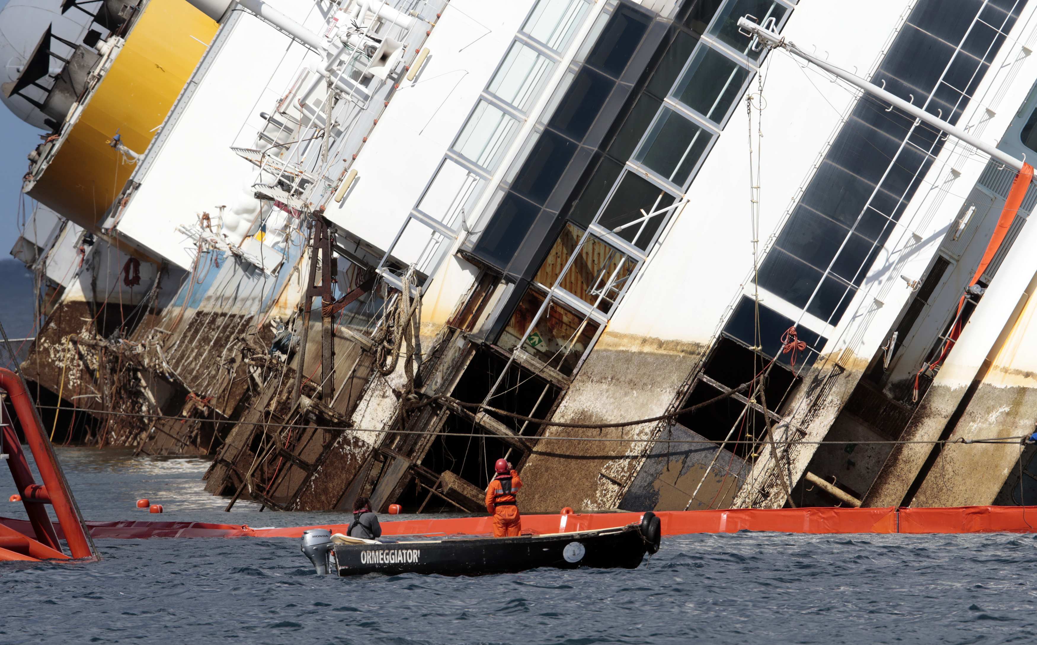 Το “Costa Concordia” αναμένεται να ρυμουλκηθεί από το νησί του Τζίλιο την άνοιξη του 2014