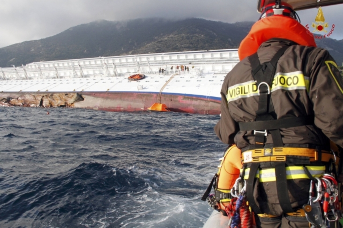 Βυθίστηκε περισσότερο το Costa Concordia – Σταμάτησαν ξανά οι έρευνες για τους αγνοούμενους