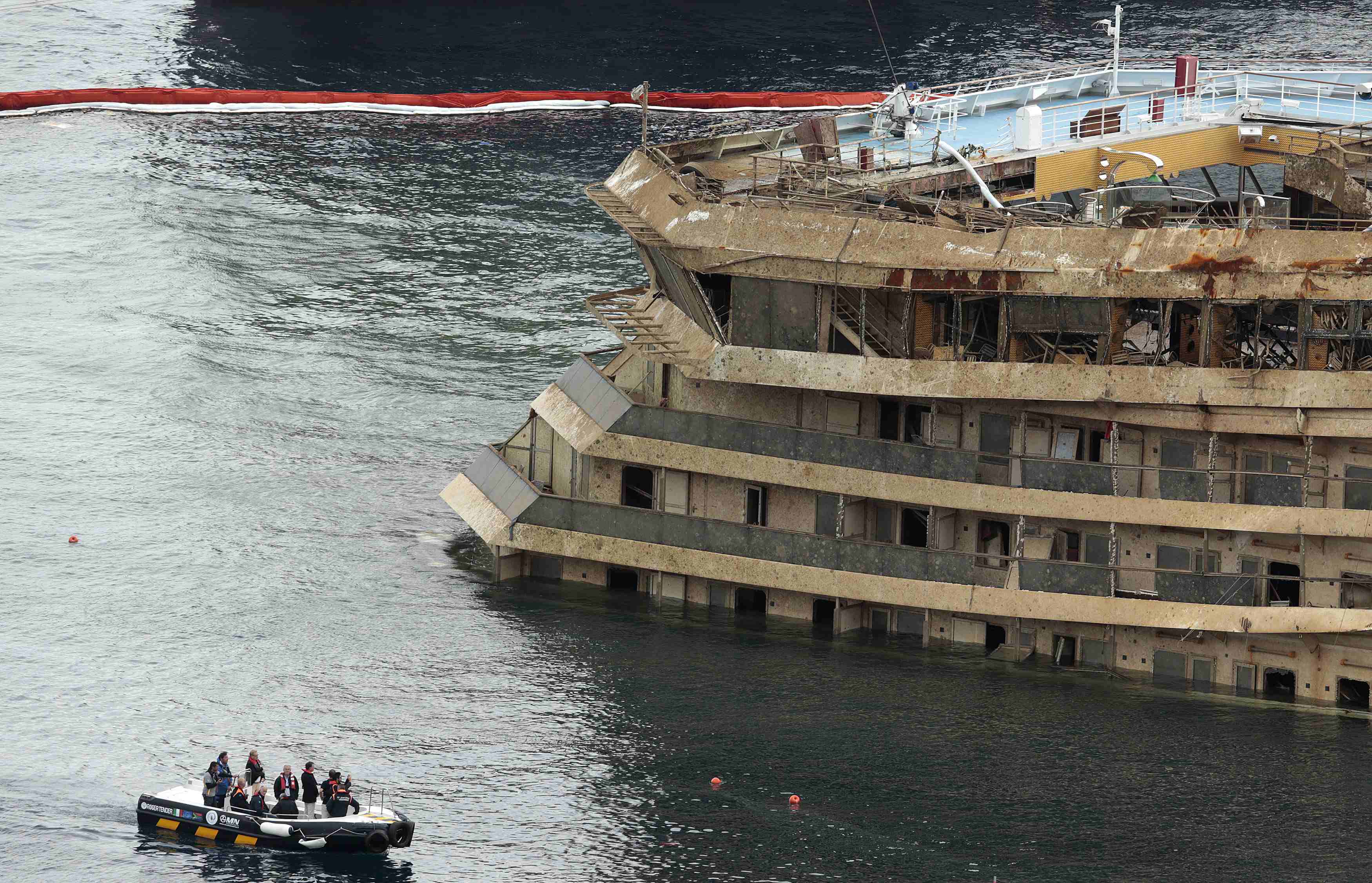 Έφεραν στο φως το κουφάρι του Costa Concordia – Συγκλονιστικές φωτογραφίες