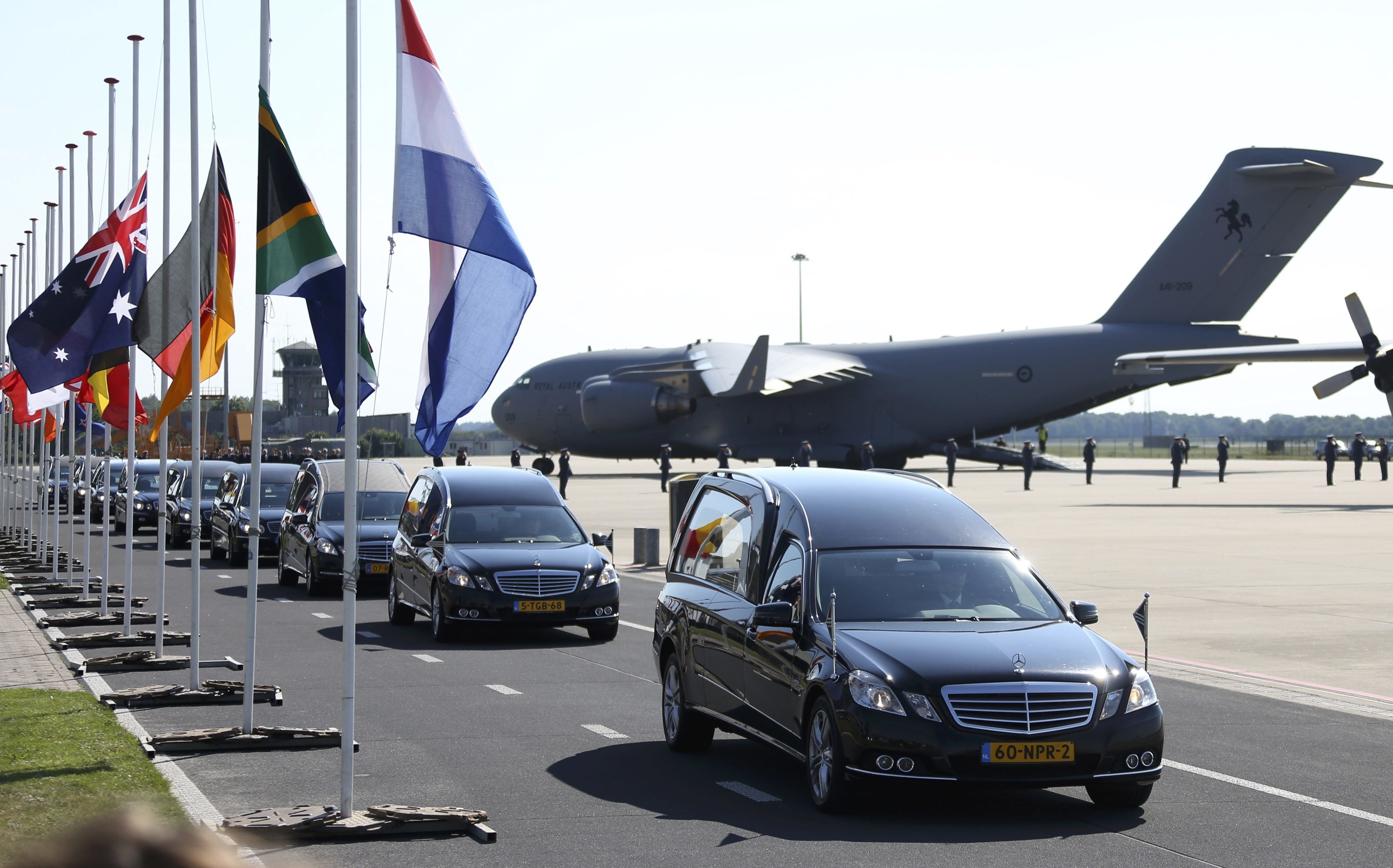Boeing: Θρήνος στην Ολλανδία, όπου έφτασαν οι πρώτες σοροί των θυμάτων (ΦΩΤΟ και VIDEO)