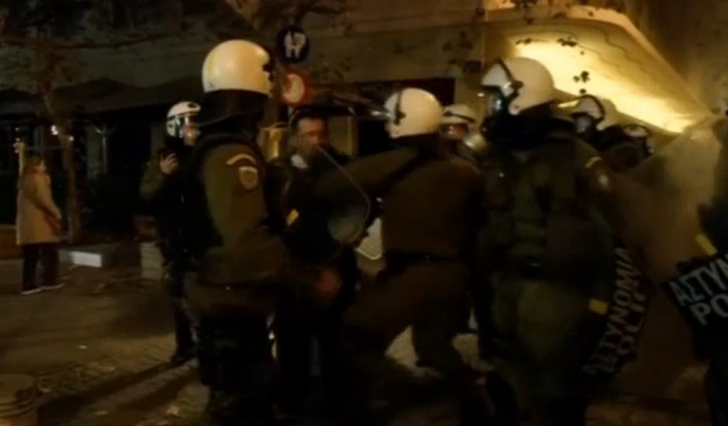 Βίντεο ντοκουμέντο – Αστυνομικός ξυλοκοπεί άνδρα που φορά ήδη χειροπέδες!