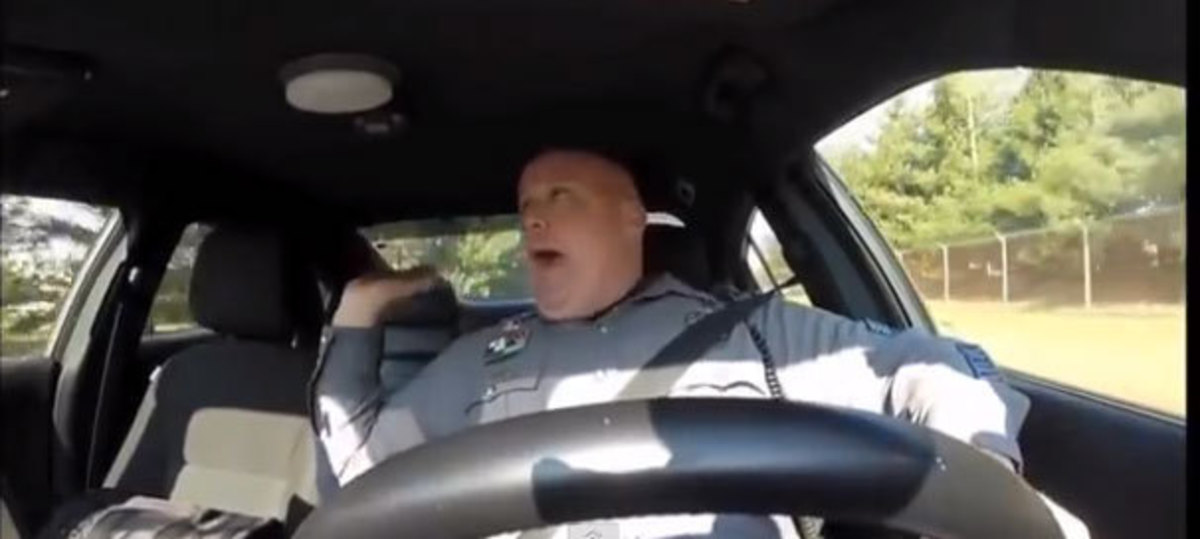 Αστυνομικός “τα δίνει όλα” μέσα σε περιπολικό! VIDEO