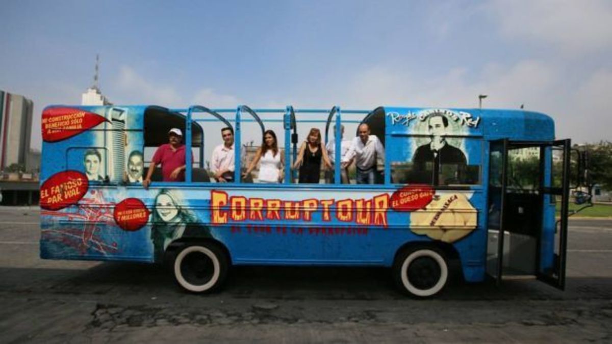 Corruptour: Το λεωφορείο που έκανε τη διαφθορά των πολιτικών τουριστικό αξιοθέατο (VIDEO)