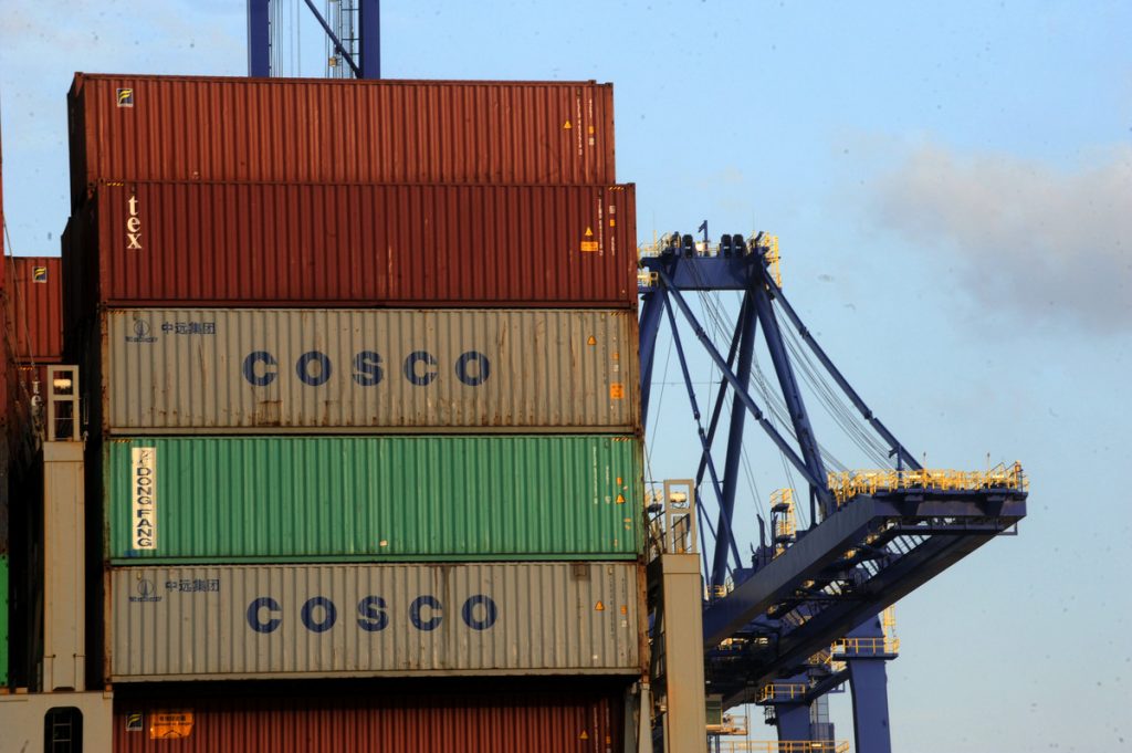 Σταθάκης: Διαπραγματευόμαστε με την COSCO για το λιμάνι του Πειραιά