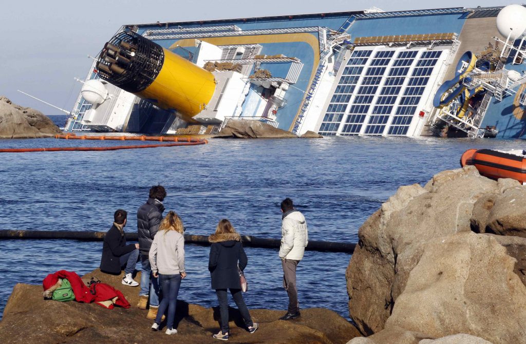 Έγινε τουριστικό αξιοθέατο το τραγικό ναυάγιο
