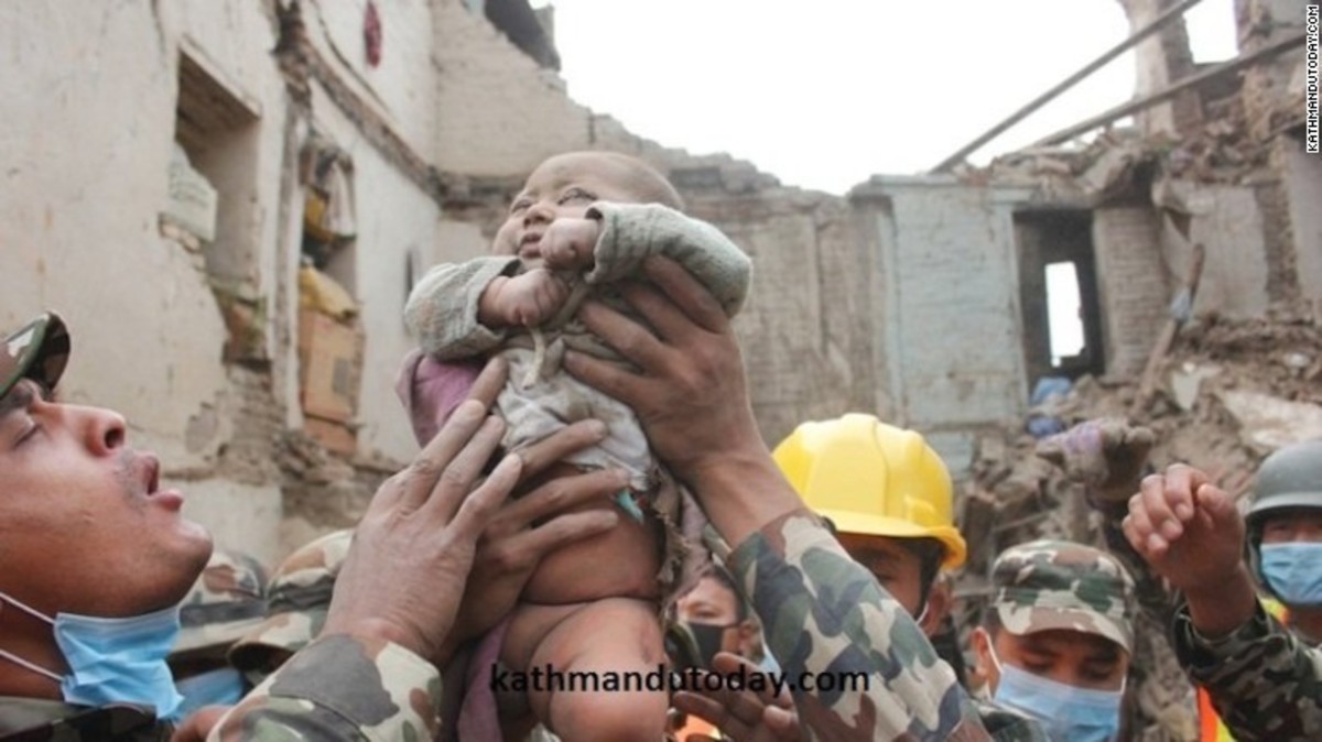 Σεισμός στο Νεπάλ: Καρέ – καρέ η διάσωση του μωρού μετά από 22 ώρες στα ερείπια!