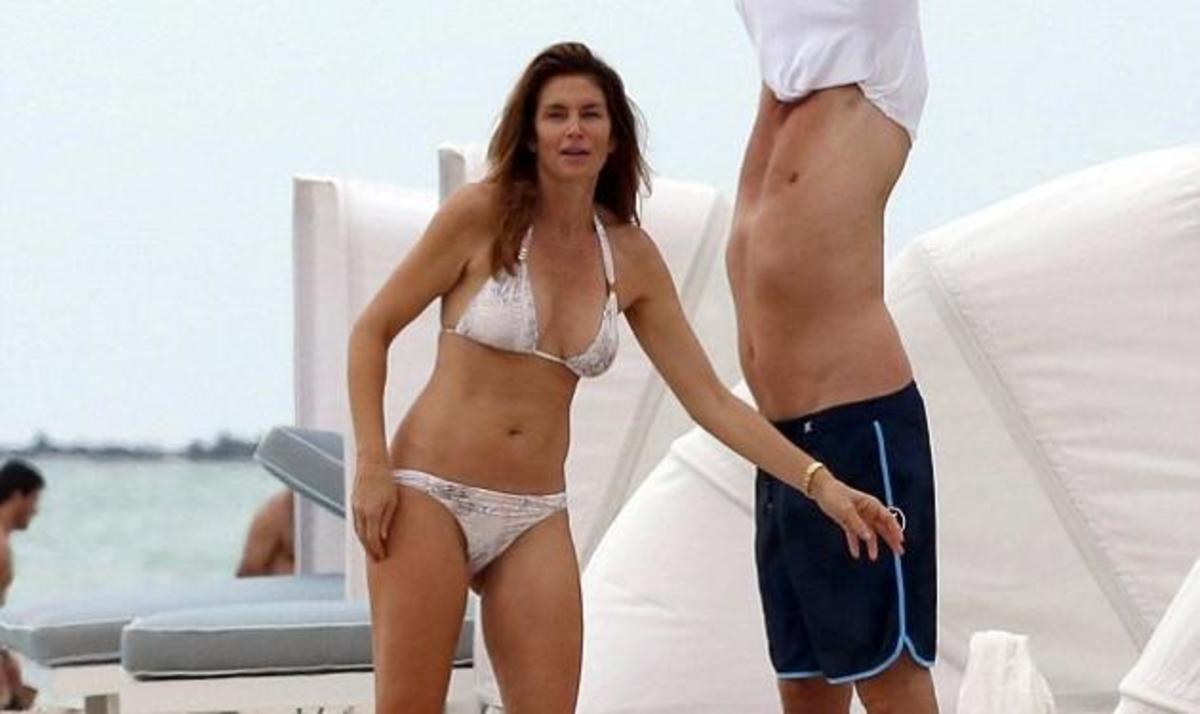 Κορμάρα στα 49 της η Cindy Crawford! Φωτογραφίες