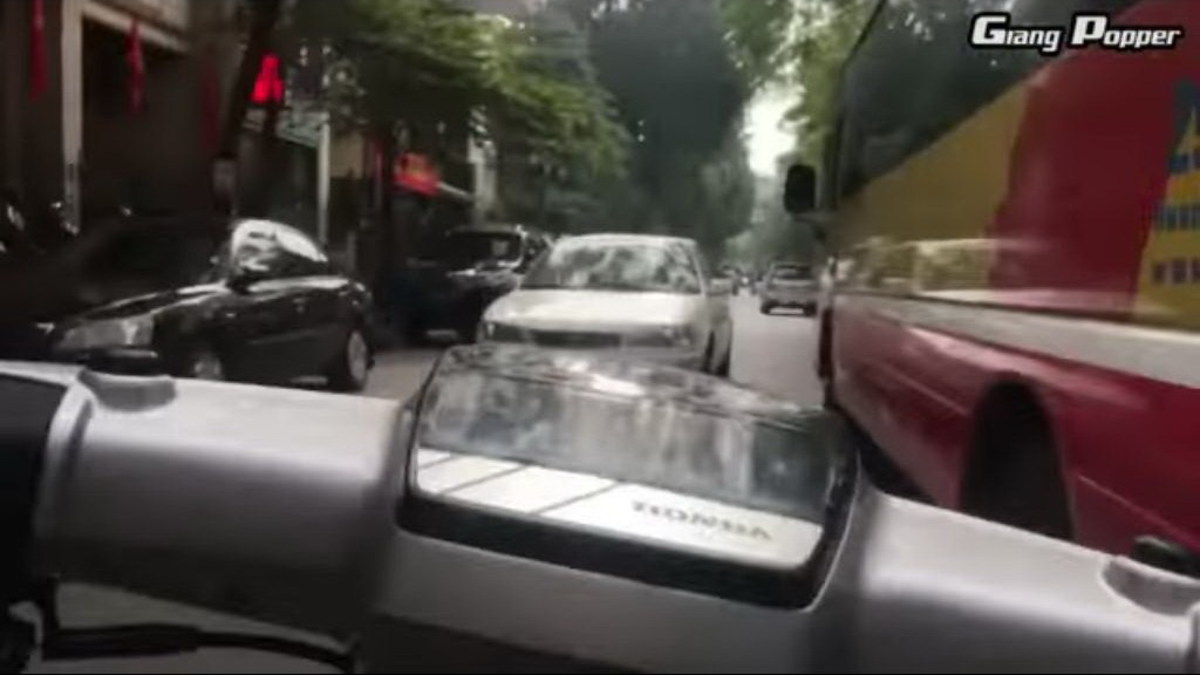 Παλαβός με σκούτερ! Τύφλα να ‘χει κι ο πιο ατρόμητος ντελιβεράς! [vid]