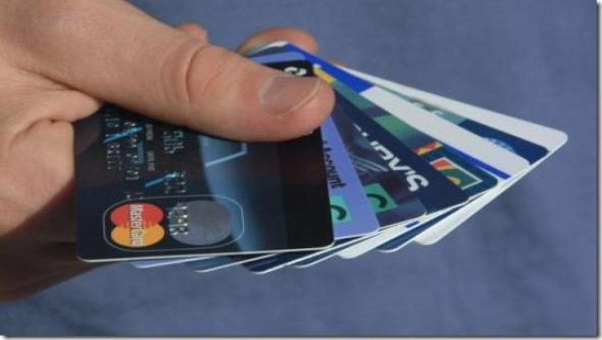 Hackers μπορούν και «διαβάζουν» στοιχεία πιστωτικών καρτών μέσα από ρούχα και πορτοφόλια!