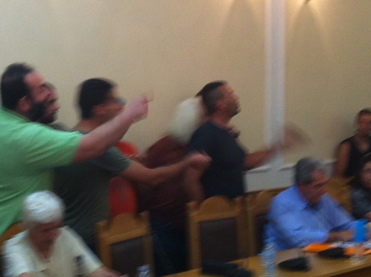 Κρήτη: Πιάστηκαν στα χέρια με τους περιφερειακούς συμβούλους! – ΒΙΝΤΕΟ