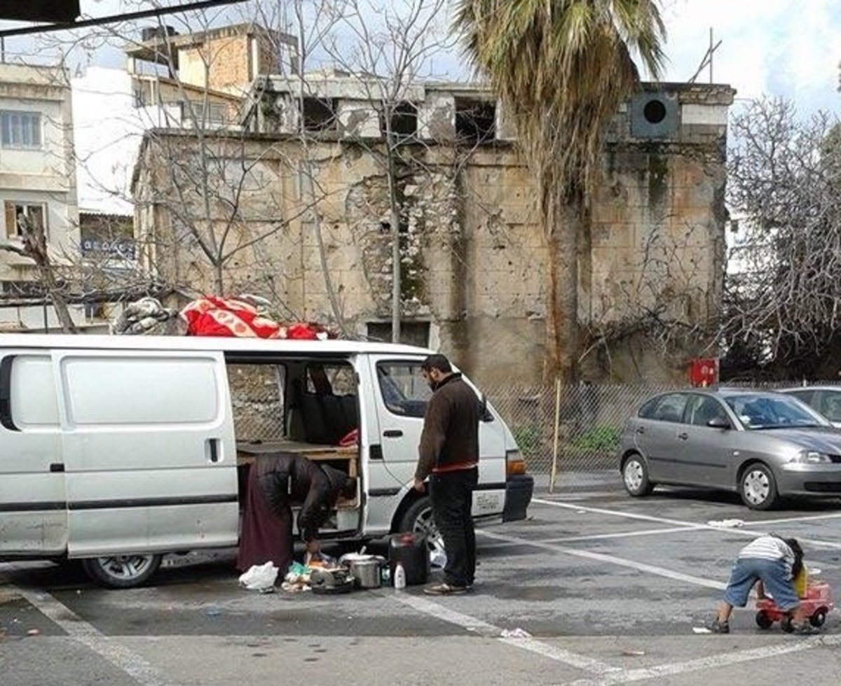 Ηράκλειο: Οικογένεια με μικρό παιδί έκαναν σπίτι τους ένα φορτηγάκι