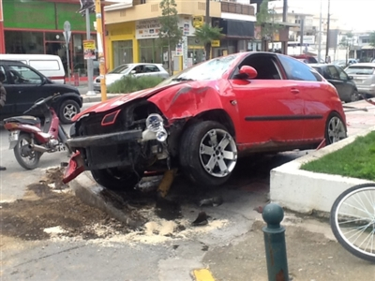 Αυτοκίνητο “καρφώθηκε” σε στάση λεωφορείου – Από τύχη δεν θρηνήσαμε θύματα