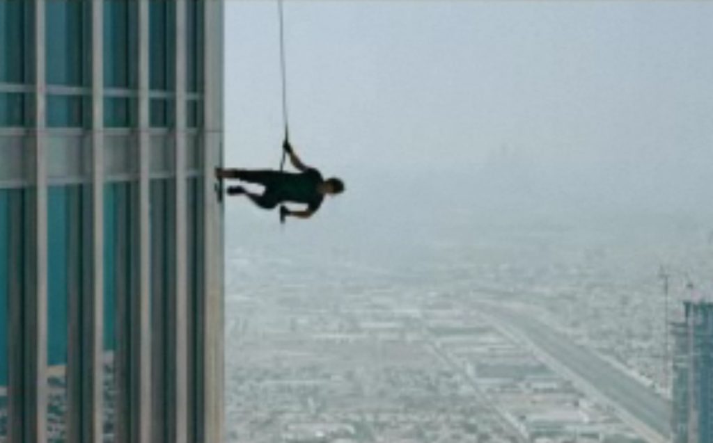 ΔΕΙΤΕ τον Tom Cruise να αιωρείται γύρω από τον ψηλότερο ουρανοξύστη του κόσμου!