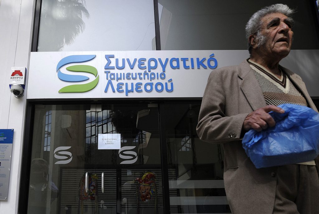 Πανικός και ουρές στα ΑΤΜ στις τράπεζες της Κύπρου