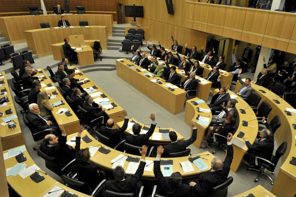 Η ώρα των ευθυνών στην Κύπρο – Θα δοθούν στη Βουλή τα ονόματα αυτών που έβγαλαν τα λεφτά τους στο εξωτερικό;