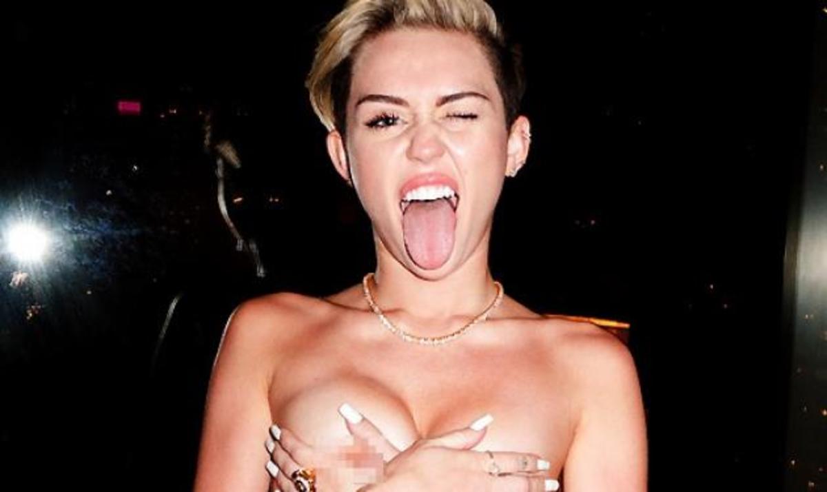 Η Miley Cyrus γυμνή στο κρεβάτι!
