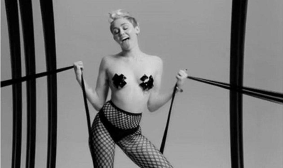 Η σέξι Miley Cyrus ποζάρει γυμνή!