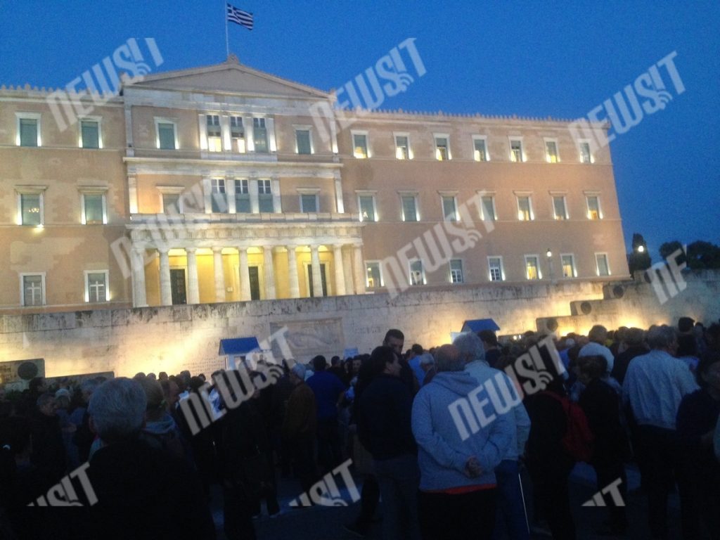 “Όχι στον Μπαλτά” έξω από τη Βουλή – Έκραξαν τον Μανιάτη (ΦΩΤΟ)