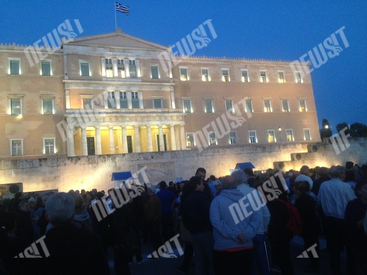 “Όχι στον Μπαλτά” έξω από τη Βουλή – Έκραξαν τον Μανιάτη (ΦΩΤΟ)