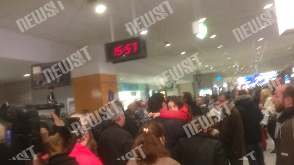 Στιγμές απίστευτης συγκίνησης και δάκρυα χαράς στο “Ελευθέριος Βενιζέλος”! – Επέστρεψαν οι διασωθέντες του Norman Atlantic