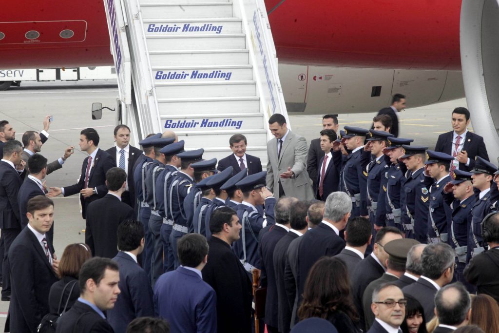 Έστειλαν τον Κικίλια για να… κοντύνει τον Νταβούτογλου! (ΦΩΤΟ)