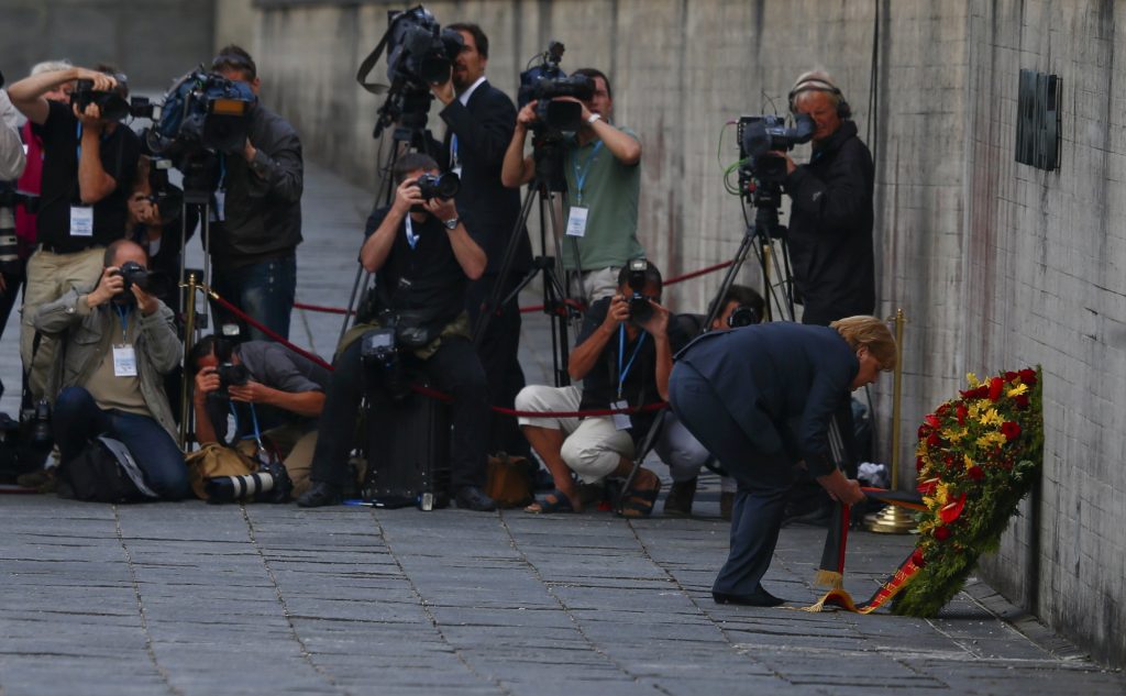 Η Άνγκελα Μέρκελ καταθέτει στεφάνι στη μνήμη όσων έχασαν τη ζωή τους στο Νταχάου - ΦΩΤΟΓΡΑΦΙΑ REUTERS