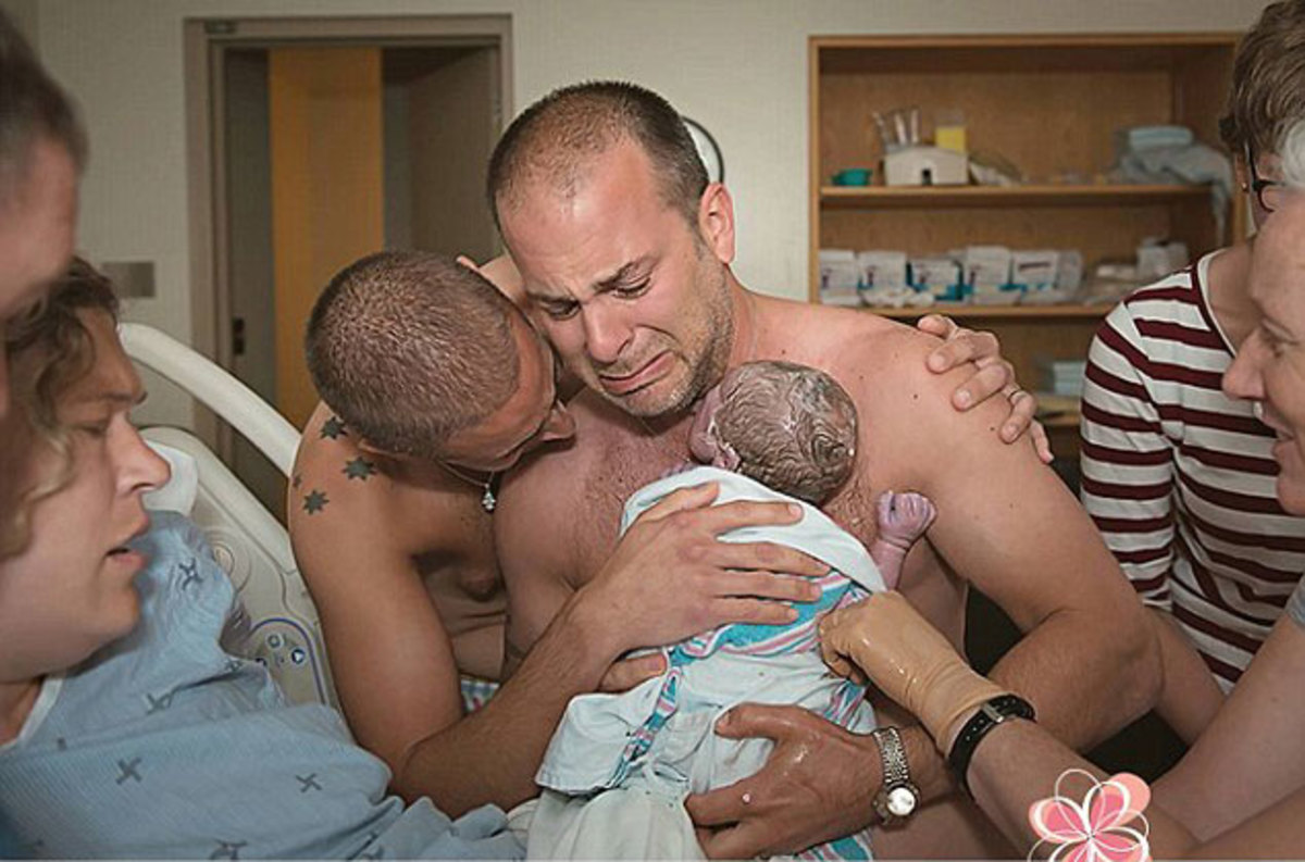 Δυο άνδρες ξεσπούν σε κλάματα όταν αγκαλιάζουν για πρώτη φορά το νεογέννητο μωρό τους! ΦΩΤΟ