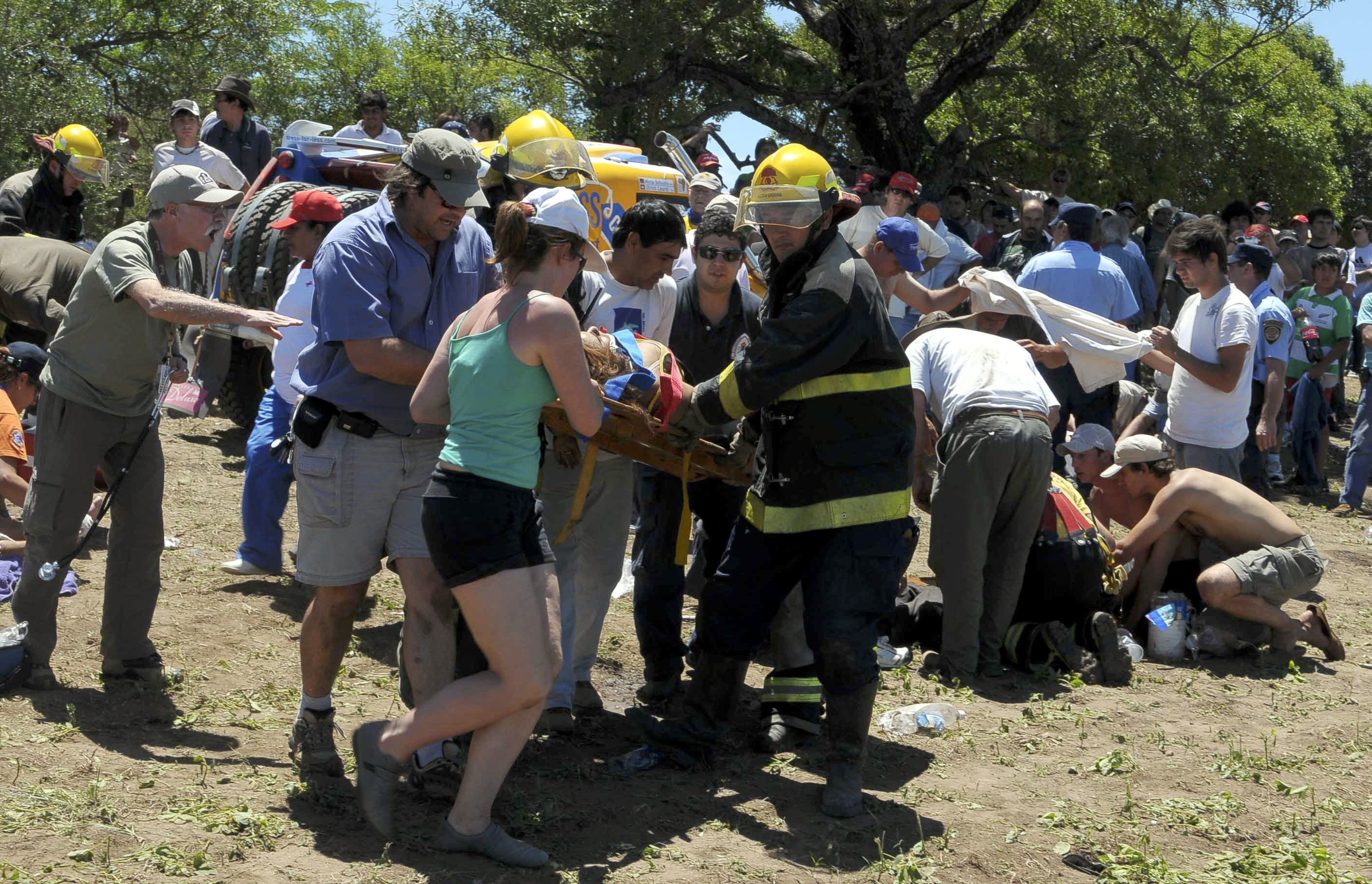 Τα σωστικά συνεργεία μεταφέρουν τους τραυματίες στο ράλι ΦΩΤΟ REUTERS