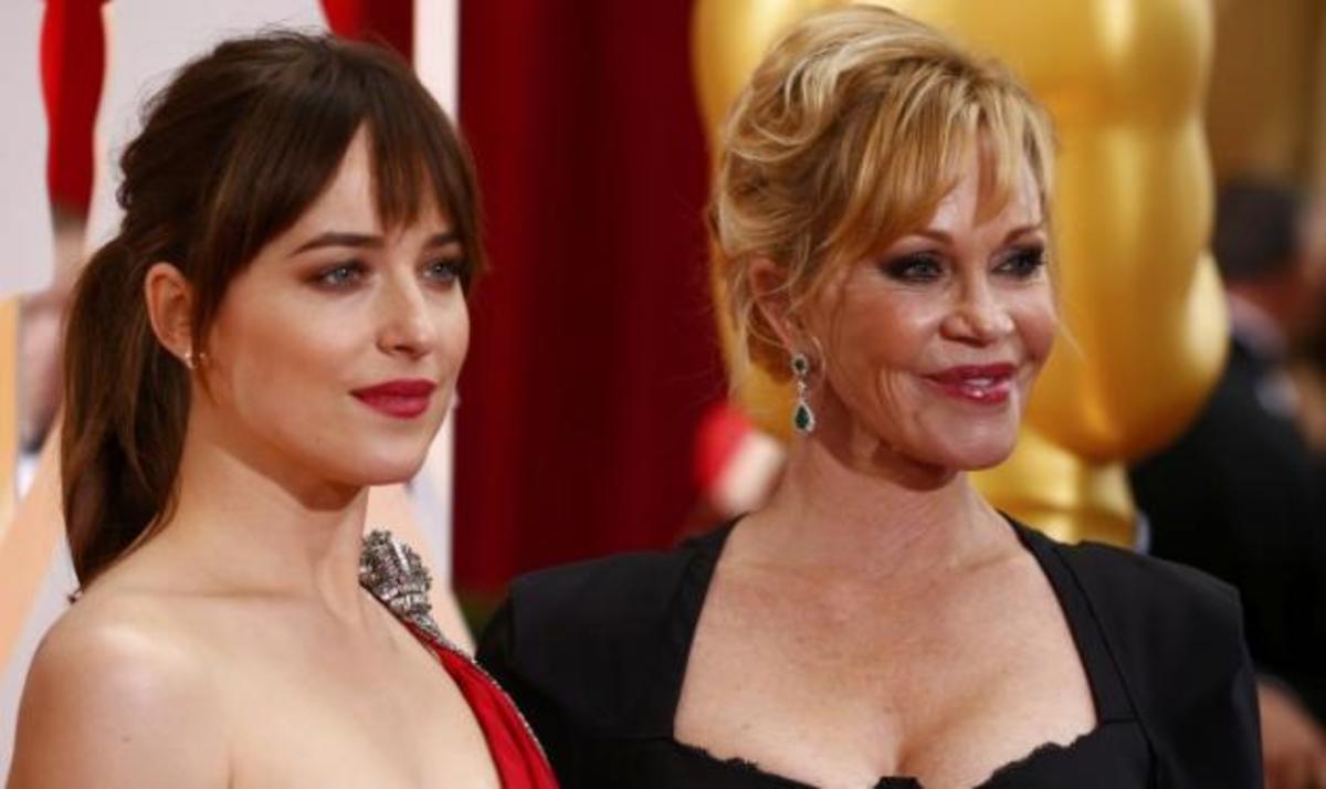 H πρωταγωνίστρια από τις “50 αποχρώσεις του γκρι” με τη μαμά της στα Όσκαρ! ΦΩΤΟ