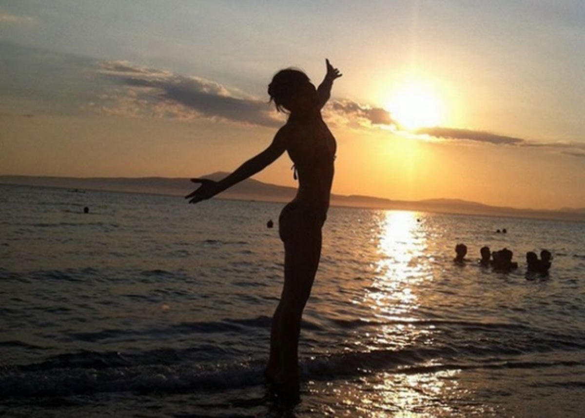 Ελληνίδα ηθοποιός ποζάρει στο ηλιοβασίλεμα και ανάβει φωτιές με το καλλίγραμμο κορμί της!