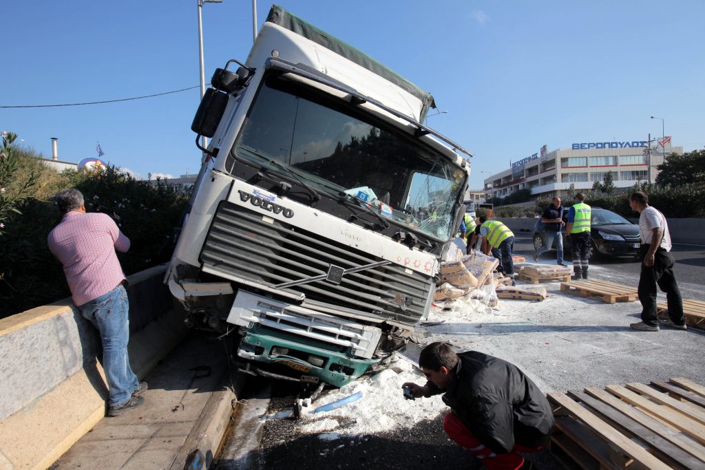 Νταλίκα ανατράπηκε στην εθνική Πατρών – Πύργου – Η πυροσβεστική απεγκλώβισε τον οδηγό