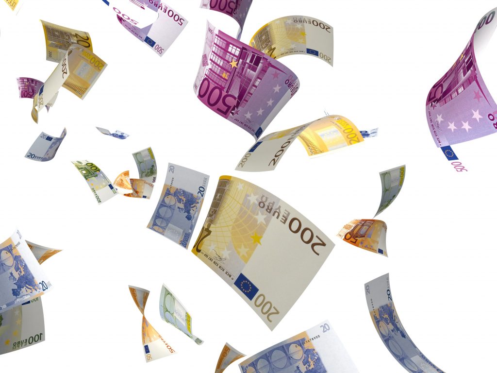 Τέσσερις υπουργικές αποφάσεις που κοστίζουν από μισό ως 1,5 δισ. ευρώ στο Δημόσιο – Κι αυτοί αυξάνουν το ΦΠΑ