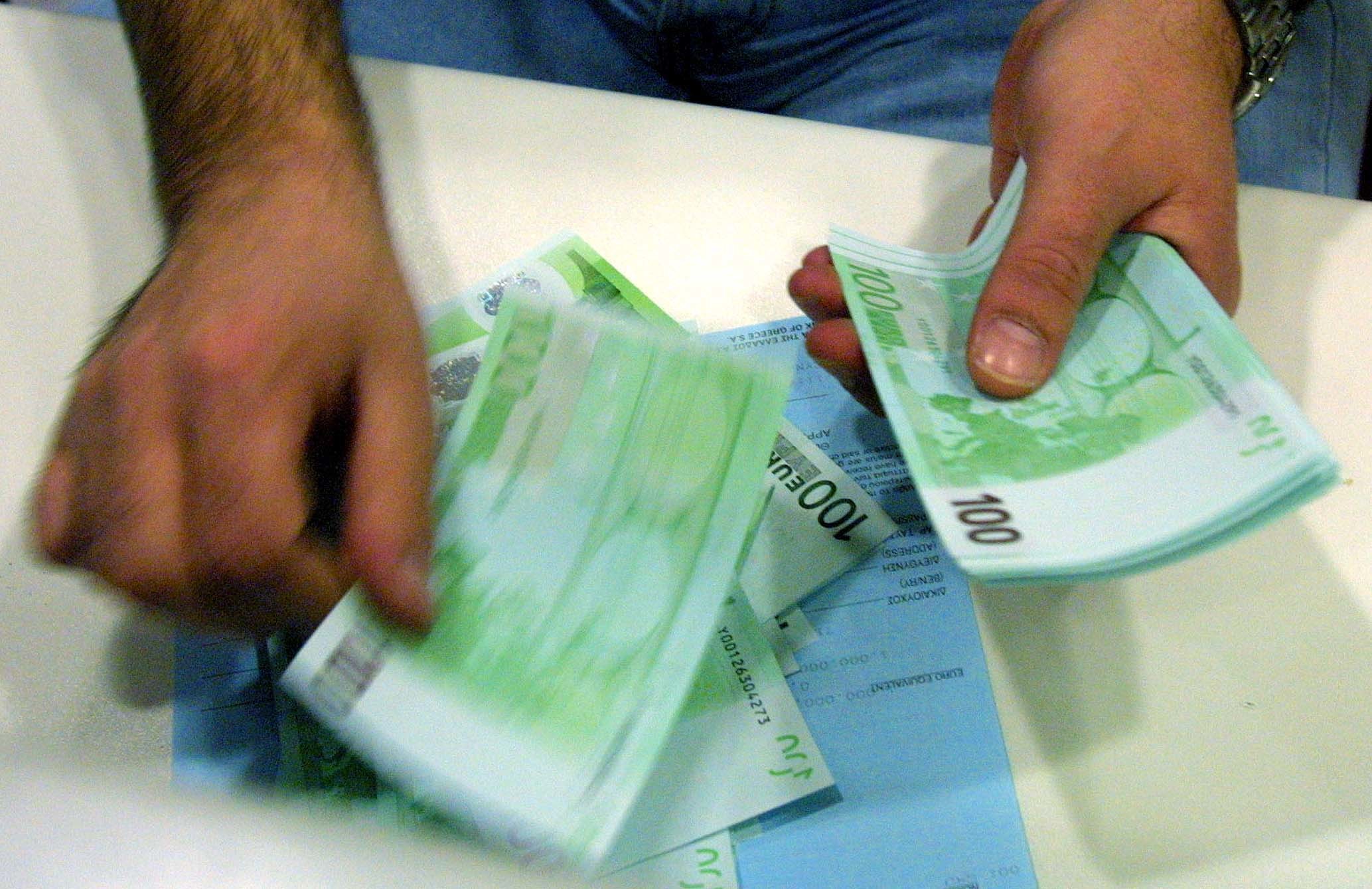 Αγρίνιο: Υπεξαίρεσε 700 χιλιάδες ευρώ σε 3 χρόνια – Χειροπέδες σε υπάλληλο του Ταχυδρομικού Ταμιευτηρίου