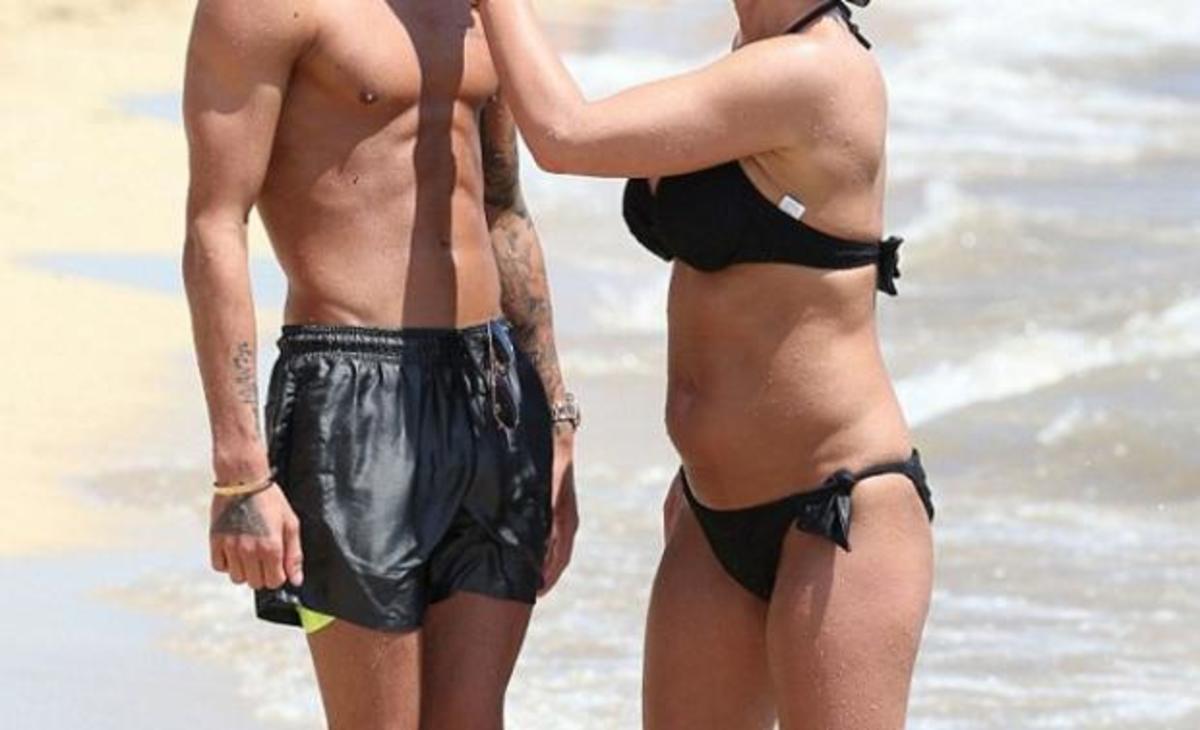 Γυμνή στην παραλία γνωστή ηθοποιός από “καψόνι” του συντρόφου της!