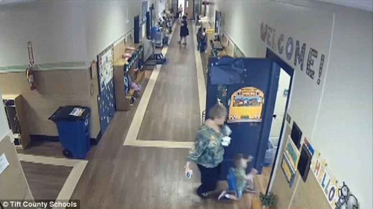 Κτήνος! Κλώτσησε στην πλάτη ένα παιδάκι με ειδικές ανάγκες – Εξοργιστικό βίντεο