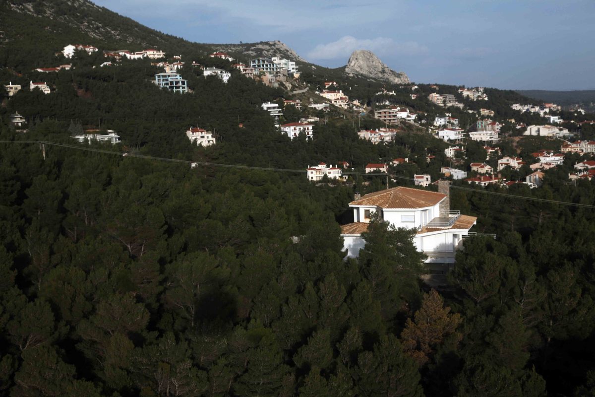 Αναστέλλονται οι κατεδαφίσεις αυθαιρέτων!