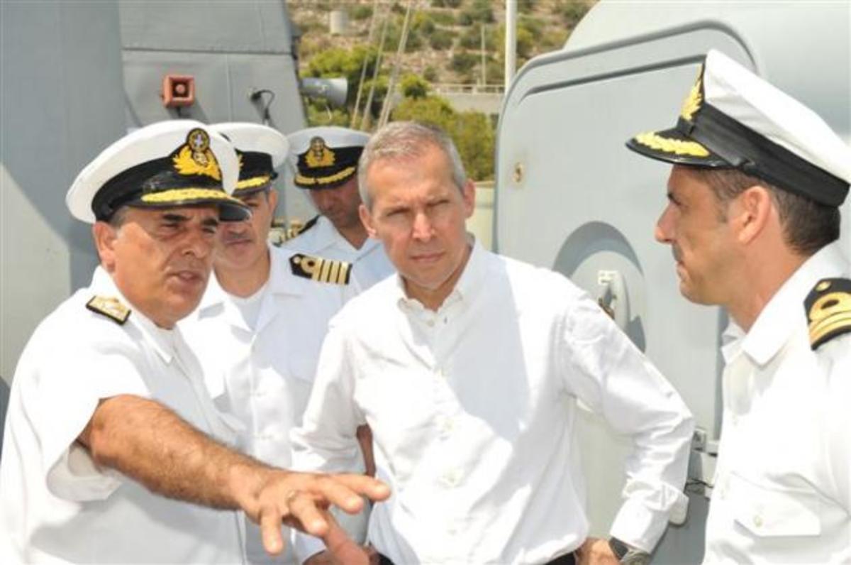 Ο υφυπουργός Εθνικής Άμυνας τοποθέτησε σύμβουλό του την εκπαιδευτικό συζυγό του;