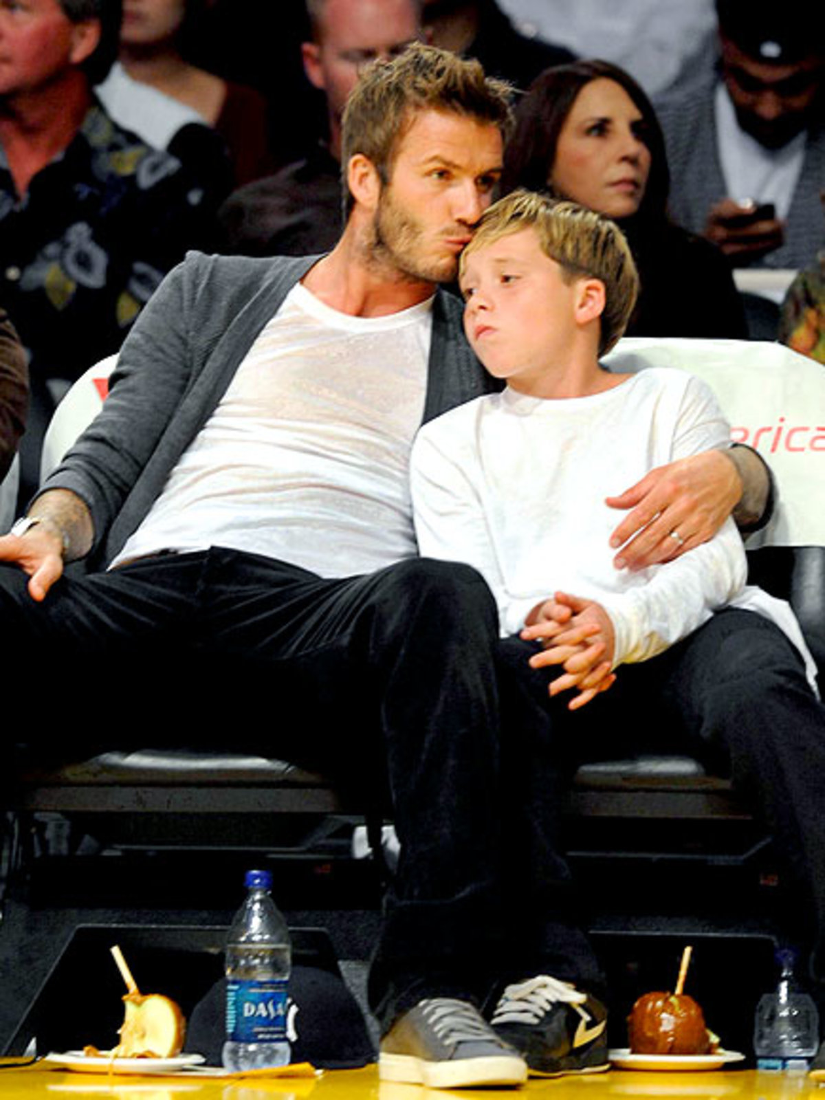 Ο Μπέκαμ με τον μεγαλύτερο γιό του στο γήπεδο