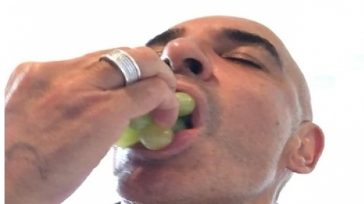 Ο εκκεντρικός Έλληνας δισεκατομμυριούχος «ξαναχτυπά» ως άλλος θεός Διόνυσος με βίντεο που δοκιμάζει τις… αντοχές μας