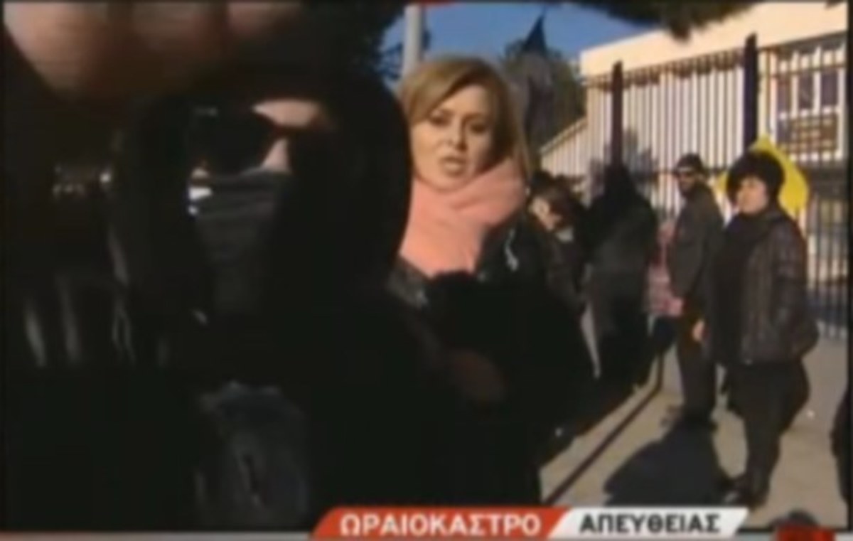 Ωραιόκαστρο: Ακροδεξιοί επιτέθηκαν σε δημοσιογράφο on air! Της κατέβασαν την κάμερα! [vid]