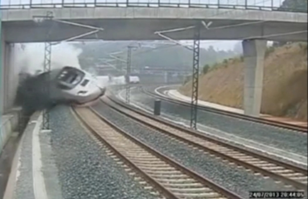 Βίντεο ντοκουμέντο  – Δείτε τη στιγμή που το τρένο εκτροχιάζεται – Τουλάχιστον 77 οι νεκροί!