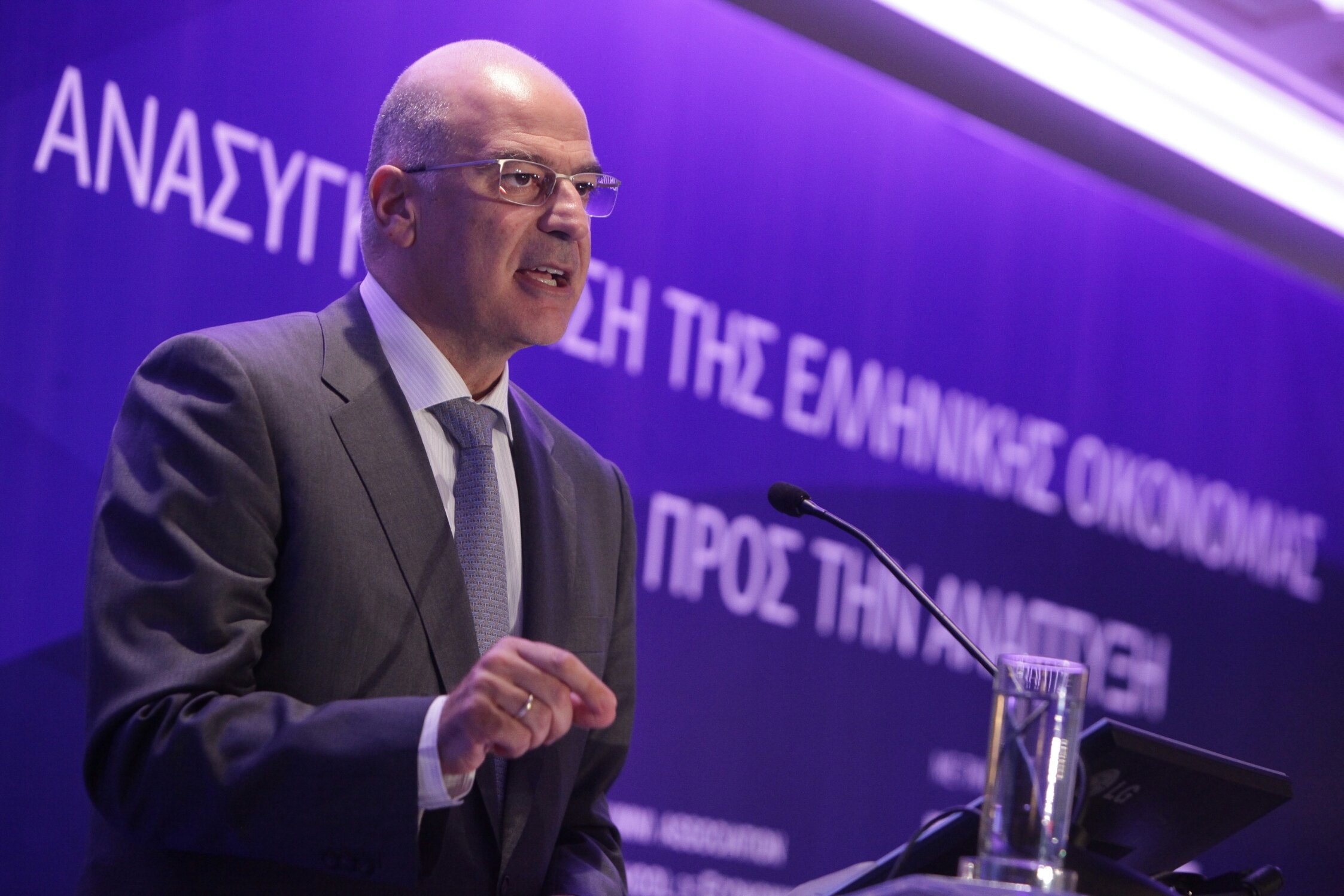 Αιχμές Δένδια κατά τρόικας: Η τρόικα μας καθυστερεί με τα κόκκινα δάνεια