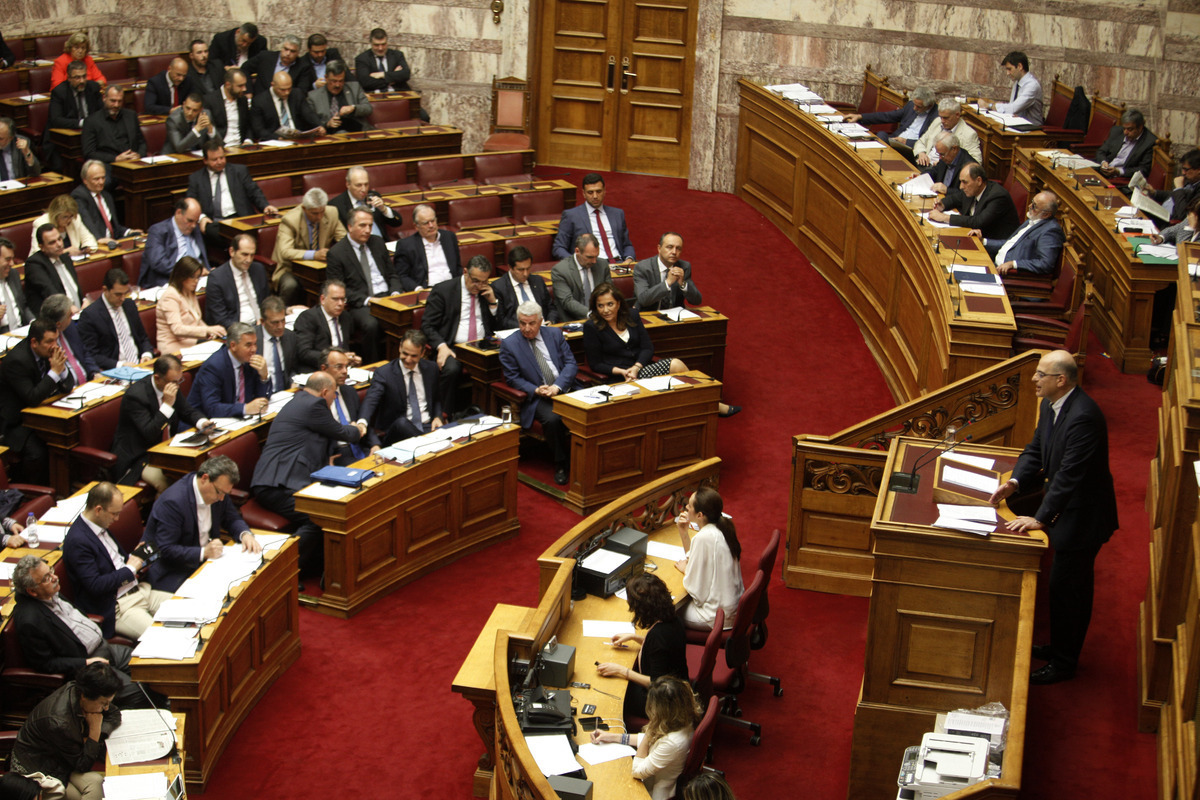 Κόντρα Αλεξιάδη – Δένδια για τροπολογία που ψηφίστηκε πριν από 2 χρόνια!