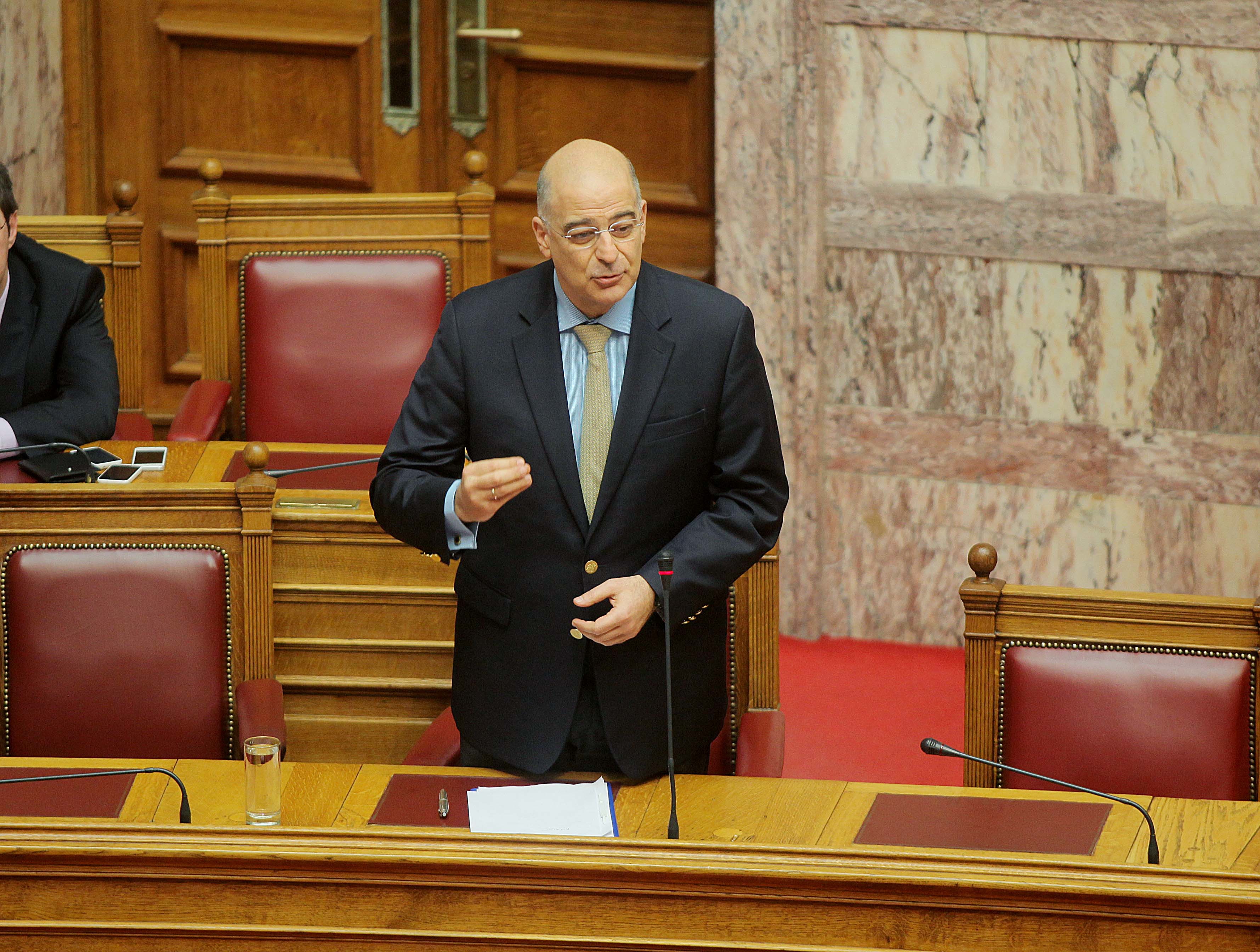 Εντολή Δένδια να επανεξεταστούν οι άδειες οπλοφορίας σε βουλευτές, μετά την εκπυρσοκρότηση του όπλου του Γρέγου